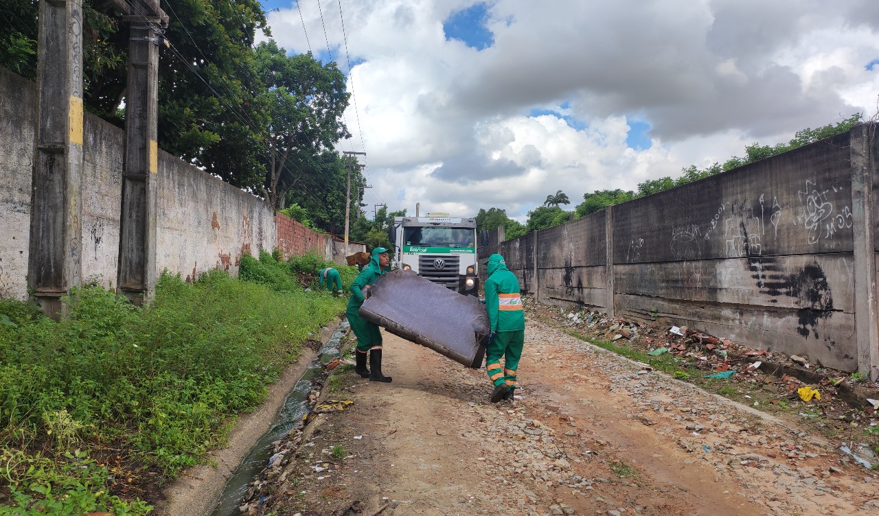 caminhão da operação tira-trecos